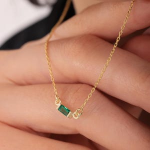 Zierliche personalisierte Baguette Birthstone Halskette, Emery Benutzerdefinierte Birthstone Halskette, Zierliche Edelstein-Charme-Halskette, Geschenk für Mama, Geburtstagsgeschenk