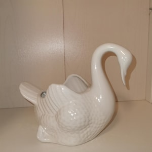 Pereiras Swan Planter