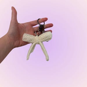 Llavero con lazo de crochet / Llavero hecho a mano / Lindo dije para bolso / Llavero estético / Accesorio cottagecore / Colores personalizados