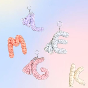 Gepersonaliseerde gehaakte sleutelhanger met kwastje – handgemaakte initialen sleutelhanger cadeau voor haar – schattige tasbedel – aangepast naamaccessoire