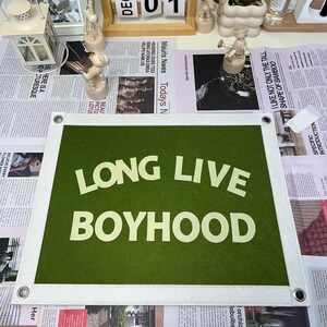 Bandera de fieltro "Long Live Boyhood" / Decoración de pared / 16*12 pulgadas / Bandera de fieltro / Decoración de pared / Bandera vintage / Decoración de pared / Colgante de pared