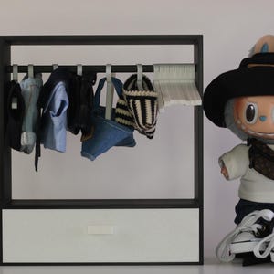 Labubu Kleiderstange – 3D Gedruckter Kleiderschrank mit einer einzelnen Schublade & Kleiderbügeln für Figuren
