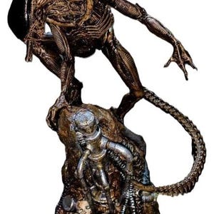 Könnte beinhalten: Eine detaillierte, bronzefarbene Alien-Figur mit einem schwarzen Kopf und einem langen, segmentierten Schwanz. Das Alien steht auf einem felsigen Sockel mit einem Schädel und Knochen.