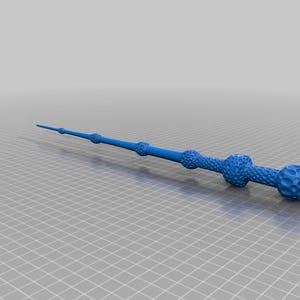 Può includere: Una bacchetta di plastica blu con una superficie testurizzata e una punta arrotondata. La bacchetta è lunga circa 33 cm.