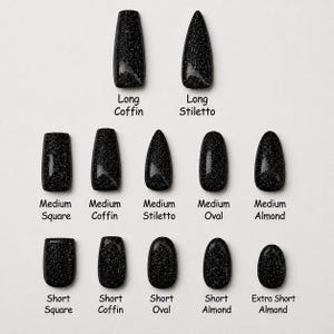 Op de afbeelding: Een verzameling zwarte persnagels in verschillende vormen en lengtes, waaronder Long Coffin, Long Stiletto, Medium Square, Medium Coffin, Medium Stiletto, Medium Oval, Medium Almond, Short Square, Short Coffin, Short Oval, Short Almond en Extra Short Almond.