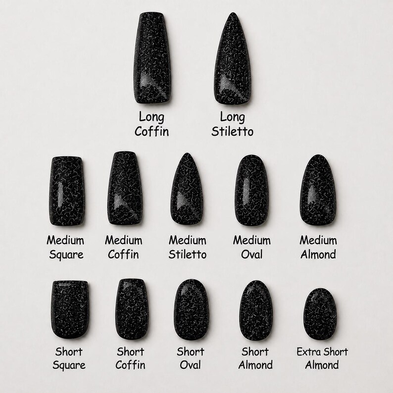 Op de afbeelding: Een verzameling zwarte persnagels in verschillende vormen en lengtes, waaronder Long Coffin, Long Stiletto, Medium Square, Medium Coffin, Medium Stiletto, Medium Oval, Medium Almond, Short Square, Short Coffin, Short Oval, Short Almond en Extra Short Almond.