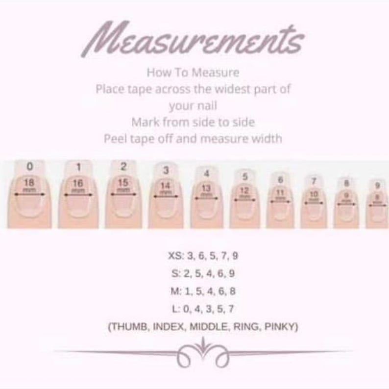 Op de afbeelding: Een nagelmeetgids met het woord "Measurements" bovenaan. Het laat zien hoe je nagels meet met een meetlint en bevat nagelgroottevoorbeelden van XS tot L, met metingen in millimeters.