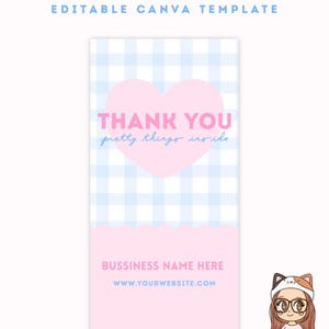 K&ouml;nnte beinhalten: Eine rosa-blaue Siegelaufklebervorlage mit dem Text "Seal sticker" und "Editable Canva Template". Das Design beinhaltet ein rosa Herz mit "Thank You" und "pretty things inside". Der untere Bereich bietet Platz f&uuml;r einen Firmennamen und eine Website, mit den Ma&szlig;en 5,08 cm x 10,16 cm.
