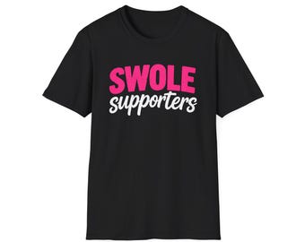 Może przedstawiać: Czarny t-shirt z krótkim rękawem z napisem SWOLE pogrubionymi różowymi wielkimi literami w górnym wierszu oraz słowem supporters napisanym białą kursywą w wierszu poniżej, wyśrodkowanym na klatce piersiowej odzieży.