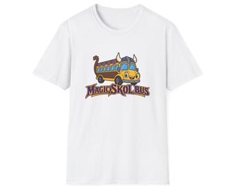 Może przedstawiać: Biały t-shirt z krótkim rękawem z grafiką żółtego autobusu szkolnego stylizowanego na łódź wikingów z rogatym hełmem, smoczym ogonem oraz napisem MAGIC SKOL BUS wydrukowanym fioletowymi i żółtymi literami pod autobusem.