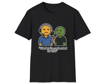 Może przedstawiać: Czarny t-shirt z krótkim rękawem z grafiką przedstawiającą pomarańczową postać w słuchawkach oraz zieloną postać. Obie mają niezadowolone miny. Poniżej postaci znajduje się biały napis o treści "Glad we're co-located for this".
