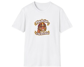 Może przedstawiać: Biały t-shirt z krótkim rękawem z rysunkową grafiką zawodnika futbolu amerykańskiego w bordowo-złotym kasku, pokazującego kciuk w górę. Napis brzmi Play Action... is the best action bordowymi i złotymi literami.