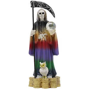 Peut inclure: Figurine décorative de la Faucheuse, tenant une faux et une boule de cristal. La robe de la Faucheuse est un dégradé de rouge, de violet et de vert. Un hibou est assis sur une pile de pièces d'or. Objet de collection de style gothique.