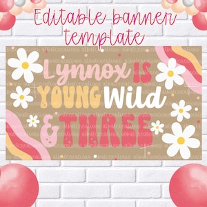 Könnte beinhalten: Banner-Vorlage mit dem Text "Lynnox is Young Wild & Three" in Rosa, Gelb und Weiß. Das Banner ist mit Gänseblümchen und einem Regenbogen-Design verziert. Rosa und pfirsichfarbene Ballons umrahmen das Banner.