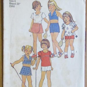 Może przedstawiać: Vintage wykrojnik krawiecki Simplicity dla odzieży dziecięcej. Wzór przedstawia ilustracje dziewcząt w szortach, spódnicach i topach. Wzór jest przeznaczony dla dziecka o obwodzie klatki piersiowej 64 cm. Cena to 4,00 zł.