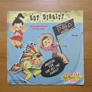 以下が含まれることがあります： Peter Pan RecordsのHot Diggityというタイトルの正方形の紙製レコードスリーブ。水色のカバーには、衣装を着た3人の子供のイラスト、Small Fry Pop Recordという文字が入った黒い旗、Musical Fun For All The Familyという文字が描かれています。
