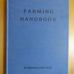 Könnte beinhalten: Ein blaues Hardcover-Buch mit dem Titel "FARMING HANDBOOK" und dem Verlagsnamen "HAMMONDS AND TABB" unten. Das Buch weist leichte Gebrauchsspuren auf, was darauf hindeutet, dass es sich um ein Vintage-Exemplar handelt.