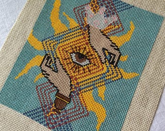 Wzór haftu krzyżykowego „Królowa Pucharów”: Lilia Calderu Witchcore Design (pobranie cyfrowe)