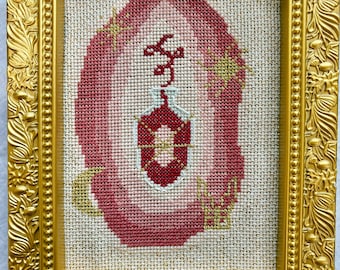 Wzór do haftu krzyżykowego „Agatha All Along” inspirowany Jen Kale (plik PDF do pobrania w wersji cyfrowej)