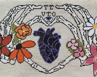 Wzór haftu krzyżykowego „Agatha All Along”, „Szkieletowe dłonie”, „Duma lesbijek” (wzór PDF)