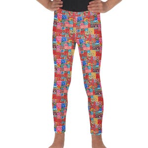 Puede incluir: Una niña con una camiseta negra y leggings coloridos. Los leggings presentan un patrón vibrante de varios personajes de dibujos animados en un diseño de patchwork, sobre un fondo rojo. Los leggings son ajustados.