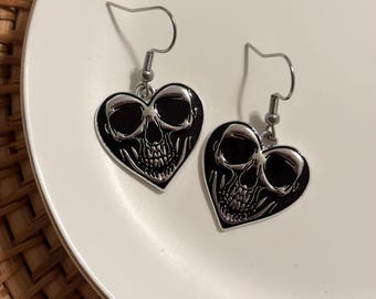 Brincos hipoalergênicos, estilo gótico, caveira, coração, alternativo, presente de aniversário, presente de Natal, presentes para ela, joias artesanais, presentes para amigas