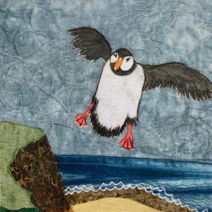 Puffin Art Card, carta bianca, pulcinella di mare in volo, pulcinella di mare delle Orcadi, fauna selvatica, avifauna.