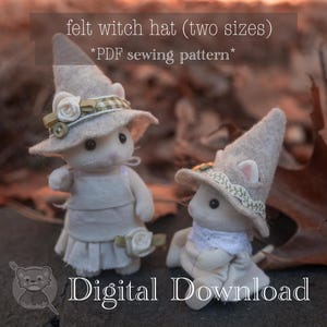 Può includere: Due cappelli da strega in feltro, modello di cucito PDF, sono mostrati su figure giocattolo. I cappelli sono grigio chiaro con fasce decorative e accenti floreali. Le figure sono vestite con abiti color crema. Il testo "Digital Download" è in basso.