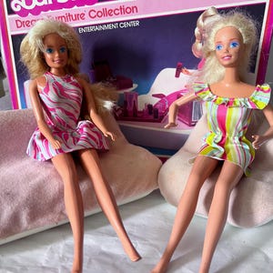 Sofá Barbie Dream Couch rosa claro vintage de 1977 (colección Dream Furniture), centro de entretenimiento de dos piezas y dos Barbies rubias de 1966.