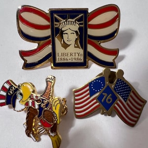 Vintage 80-talsparti med 3 patriotiska kavajnålar, röd vit blå tvåhundraårsflagga och örn souvenirnål