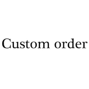 Op de afbeelding: De woorden "Custom order" worden weergegeven in een vetgedrukte, zwarte lettertype tegen een effen witte achtergrond. De tekst is gecentreerd en de afbeelding is eenvoudig en schoon.