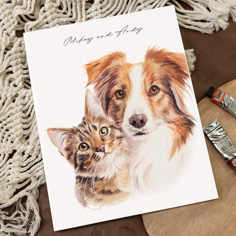 Może przedstawiać: Akwarela przedstawiająca psa i kota. Pies to brązowo-biały Border Collie. Kot to brązowy pręgowany. Tekst "Mikey and Andy" jest napisany kursywą u g&oacute;ry obrazu.