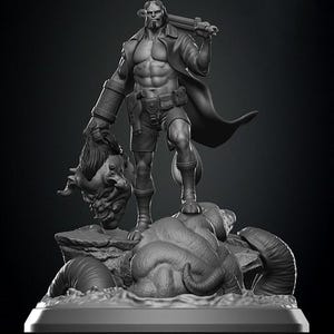 Può includere: Statuetta in scala di grigi di un personaggio muscoloso che tiene una spada e una testa mozzata. La figura è in piedi su una base rocciosa con un mostro. Il personaggio indossa pantaloncini, stivali e un cappotto lungo. Tema fantasy.