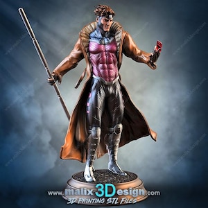 Könnte beinhalten: Detaillierte Figur von Gambit, einer Comicfigur, steht auf einem kreisförmigen Sockel. Er trägt einen braunen Trenchcoat, eine schwarze Hose und einen rosa-violetten Brustpanzer. Er hält einen Stab und eine rote Karte.