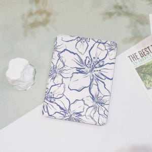 Elegant Simple Blue Flower Kindle Case Custom For Paperwhite 12th/11th, Kindle 2024/2022, Kindle Colorsoft, Kindle Case With Auto Wake/Sleep