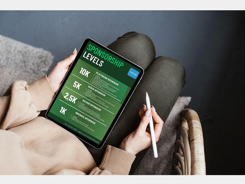 K&ouml;nnte beinhalten: Ein gr&uuml;nes und wei&szlig;es Tablet zeigt eine Tabelle mit Sponsoring-Leveln mit verschiedenen Stufen: Platin-Sponsor, Gold-Sponsor, Silber-Sponsor und Bronze-Sponsor. Die Tabelle listet die entsprechenden Betr&auml;ge in Euro f&uuml;r jede Stufe auf: 10.000 &euro;, 5.000 &euro;, 2.500 &euro; und 1.000 &euro;.