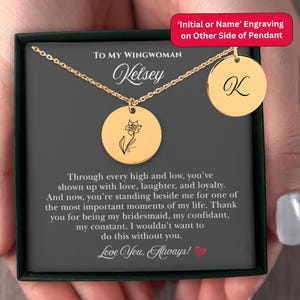 Presente personalizado para madrinha de casamento com flor de nascimento e inicial ou nome | Colar com pingente gravado para sua festa de casamento | Cartão com mensagem de agradecimento