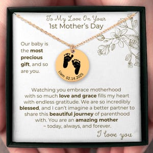 Colar gravado com pés de bebê do 1º dia das mães, presente de marido para mulher no dia das mães, joias personalizadas para novas mamães, joias com cartão de mensagem