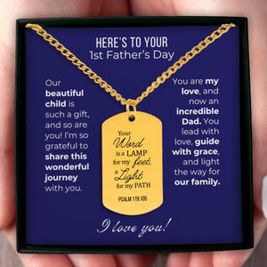 Primeiro presente de Dia dos Pais da esposa, colar com etiqueta para novo pai, presente cristão personalizado para novo pai, joias gravadas personalizadas, cartão com mensagem