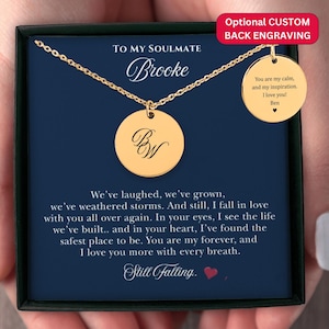 Halskette mit individueller Gravur für die Ehefrau - Halskette mit Namen oder Initialen - Personalisierter Anhänger mit herzlicher Botschaft