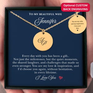 Jahrestag oder Geburtstagsgeschenk für Sie mit Namen oder Initialen, Halskette für Frau mit Gravur, personalisierter Anhänger mit Nachrichtenkarte