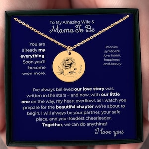 Presente de primeira viagem para mãe do marido, joias para nova mãe, colar para nova mãe, primeiro dia das mães, joias para gravidez com mensagem, pingente de peônia gravado