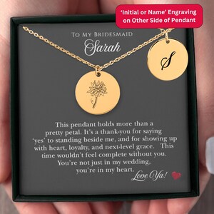 Presente personalizado para madrinha de casamento com flor de nascimento e inicial ou nome | Colar com pingente gravado para sua festa de casamento | Cartão com mensagem de agradecimento