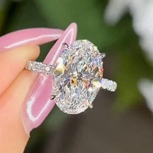 Anillo de compromiso grande de diamantes de 4 quilates con halo oculto cultivado en laboratorio, ovalado, oro blanco macizo de 18 k, estilo celebridad Hailey Bieber, certificado VVS.