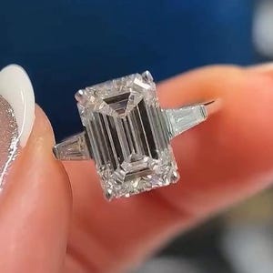 3 Stein Lab gewachsen Diamant Verlobungsring Drei Stein Smaragd Schnitt Lab Diamant Ring Seitliche Verjüngung Baguette Diamant Ring Benutzerdefinierte Versteckter Halo Ring