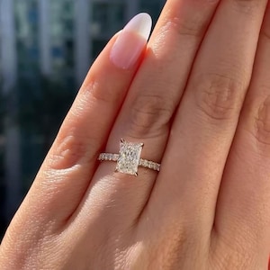 Anillo de compromiso con diamante genuino de talla radiante, oro amarillo de 14 k, halo oculto de diamantes cultivados en laboratorio, anillo de propuesta único con diamante de laboratorio de alta calidad.