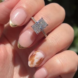 Anillo de compromiso con diamantes de laboratorio de talla radiante. Anillo único de diamantes cultivados en laboratorio de talla radiante de 2 quilates. Anillo de diamantes con certificación de halo oculto en oro macizo de 14 k.
