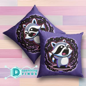 Op de afbeelding: Twee paarse kussenslopen met een cartoon-wasbeerontwerp. De wasbeer bevindt zich in een galaxie met sterren en wolken. De wasbeer schreeuwt met zijn mond open.