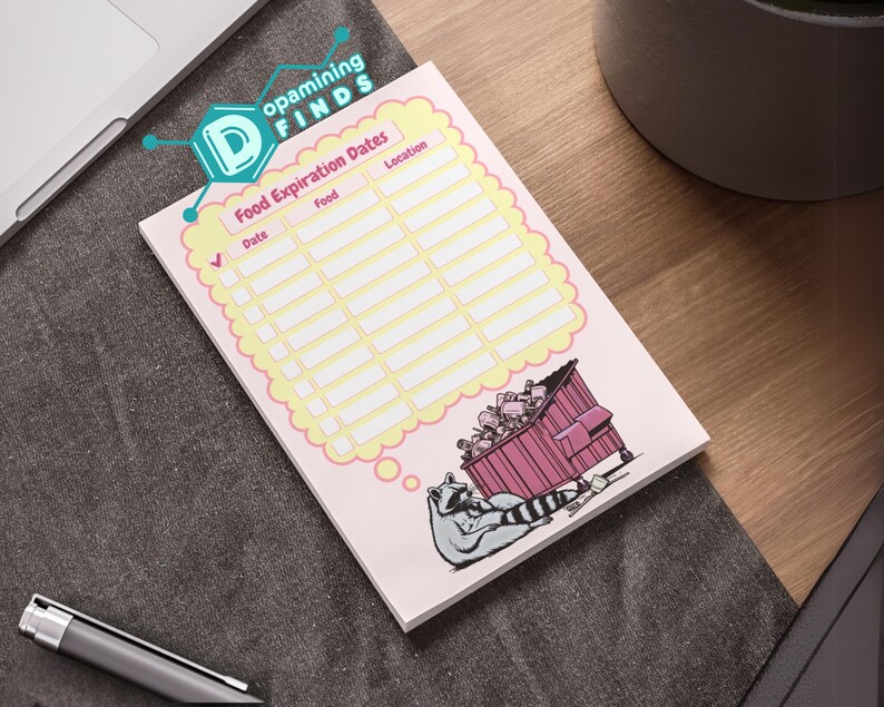 Pode incluir: Bloco de notas rosa com uma nuvem amarela e uma ilustra&ccedil;&atilde;o de guaxinim. O bloco de notas tem uma lista de verifica&ccedil;&atilde;o para as datas de validade dos alimentos com colunas para a data, o alimento e a localiza&ccedil;&atilde;o.