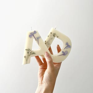 Vela de letra de flor - Vela de letra personalizada - Vela de cera de abelha feita à mão - Presente personalizado, lembrancinha de casamento e decoração para casa